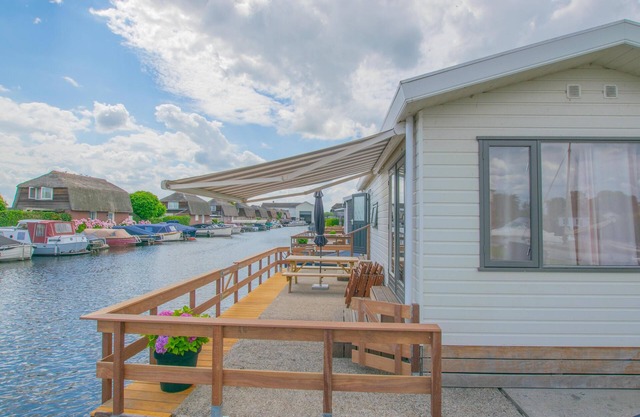 Waterfront chalet with large veranda