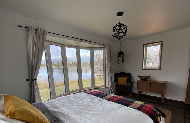 WATERFRONT Cheerful cottage with beautiful views