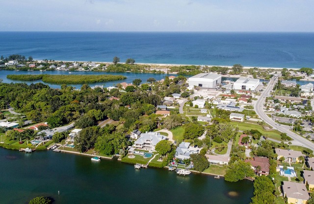 Waterfront Condo , Boat Dock, Kayak Launch, Pool, Minutes to Nokomis Beach