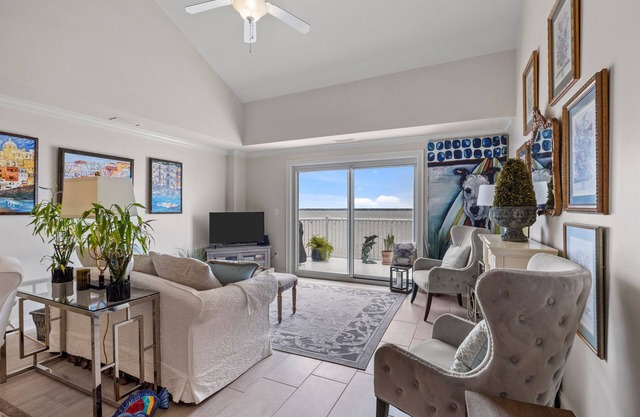 Waterfront condo with balcony, grill, washer/dryer, AC, pool, game room, & gym