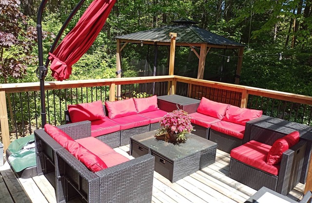 Waterfront Cottage w/king bed, hot tub, theatre, gym & more