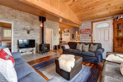 Waterfront Cottage - Fireplace - Kawartha