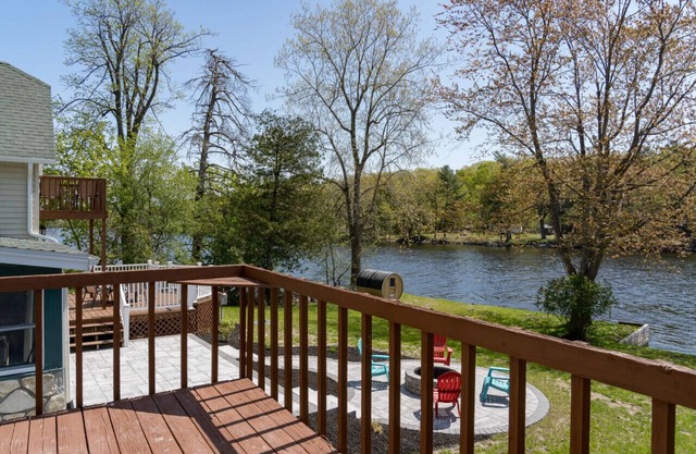 Waterfront Cottage w/Barrel sauna & Fishing Pier