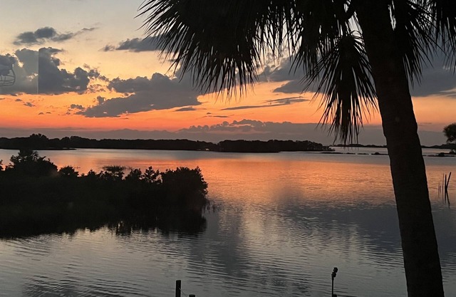 Waterfront Cottages with Sunsets, Kayaks Included!