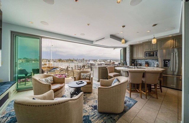 Waterfront Elegance (Entire Home): Hot Tub, Views