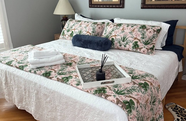 WATERFRONT ESCAPE, WALKABLE VILLAGE, MINUTES TO SYRACUSE UNIVERSITY