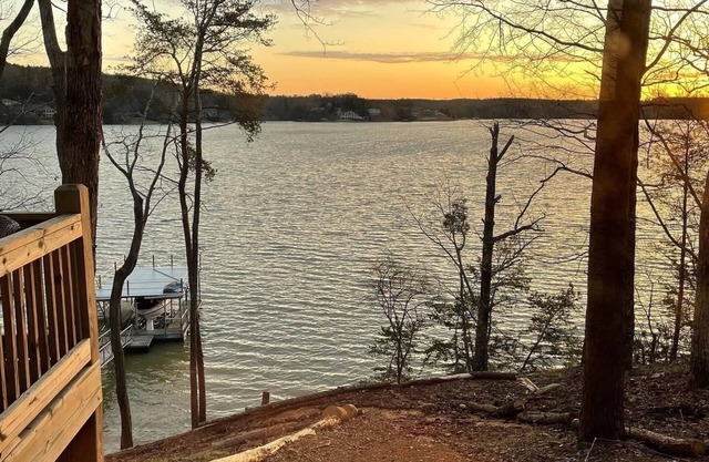 Waterfront Family Cottage on Smith Lake