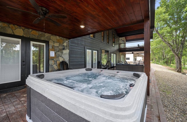 Waterfront | Firepit | Hot Tub| Pets OK!| Starlink