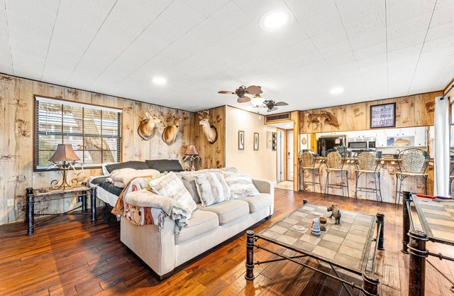 Waterfront Fishing Lodge, King Bed, Fireplace
