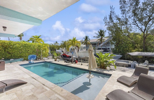 Waterfront getaway w/stunning view, dockage, private pool, ping-pong, gas grill