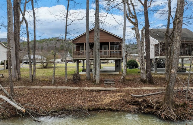 Waterfront Home for 6 w/Hot Tub, Close To Town!