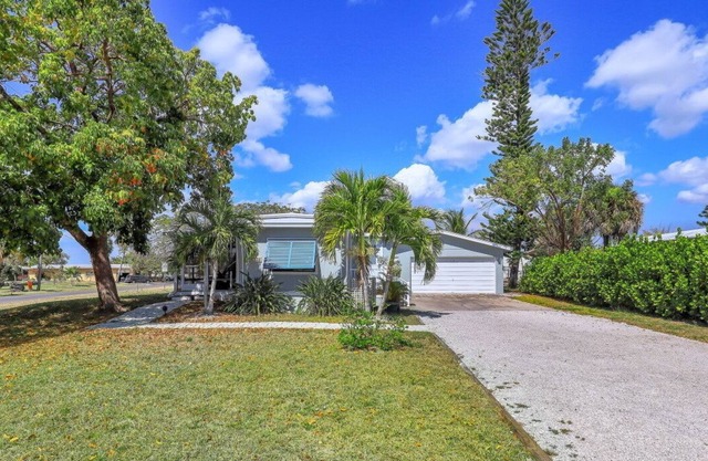 Waterfront home w/ boat lift in Historic Goodland short walk to restaurants