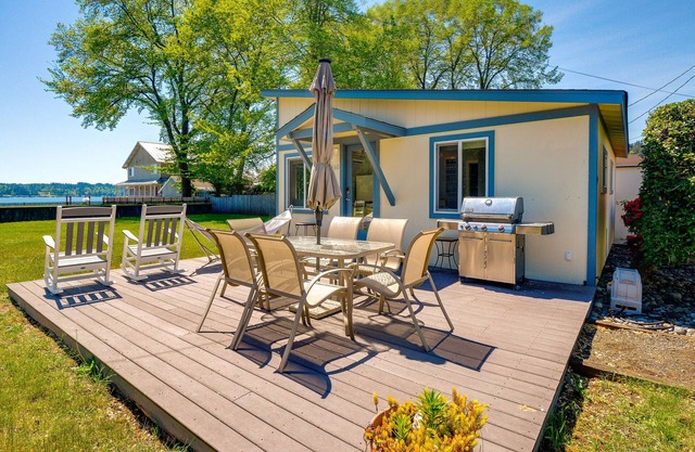 Waterfront Hood Canal Cottage: Steps to the Beach!