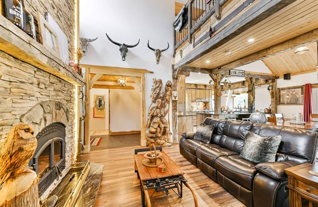 ●Waterfront ●Hot-tub ●4-season ●Fishing ●Kayak ●Canoe ●Hiking ●Cross country ski