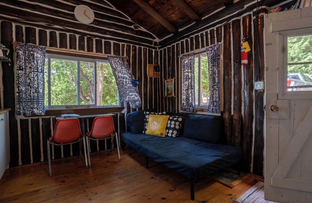 Waterfront Log Cabin at the shores of Mosque Lake!