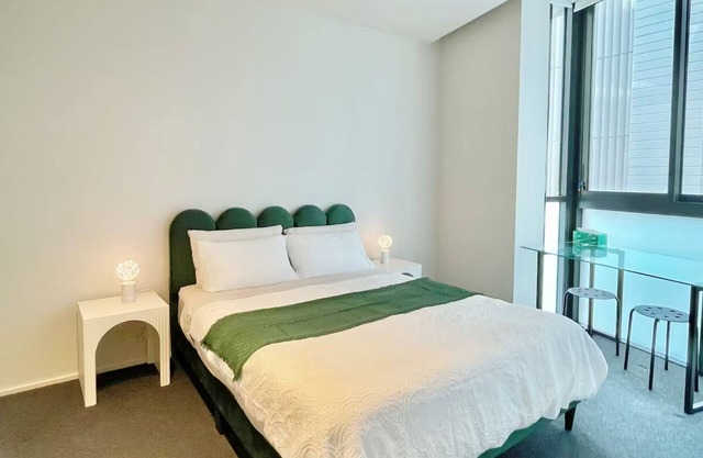 Waterfront Luxe 2 Bed Apt - mins from International Towers, CBD, Transport