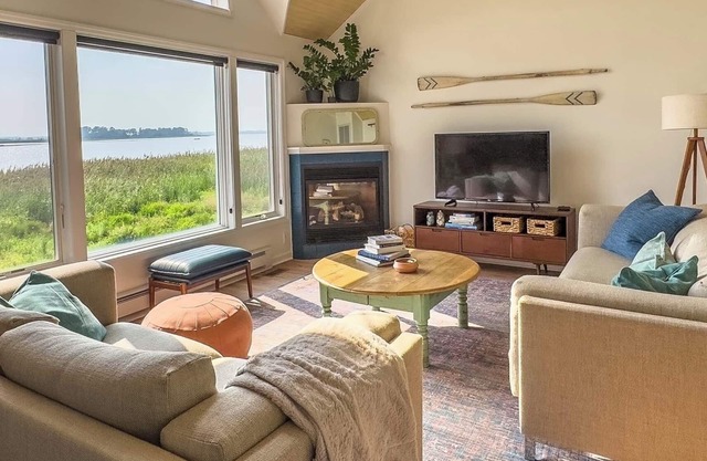 Waterfront nature-lover's retreat on wildlife refuge in Prime Hook Beach