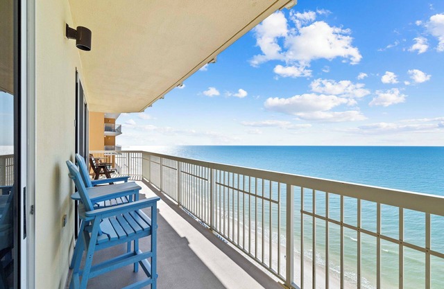 Waterfront PCB Condo w/Balcony + Beach Gear!