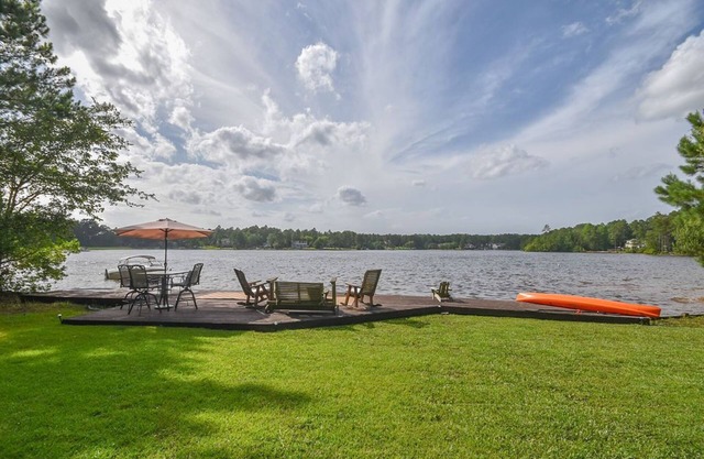 WATERFRONT & PET FRIENDLY! Beautiful Lakefront Home Near Golf and Fort Bragg
