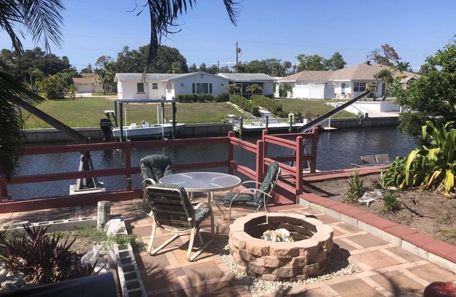 Waterfront! PET, Our Kayaks or your boat. JACUZZI, patios! EZ to shops and Beach