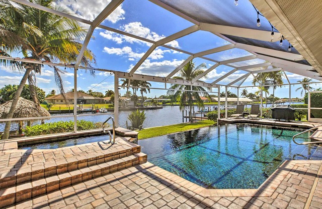 Waterfront Pool & Spa: Relaxing Cape Coral Retreat