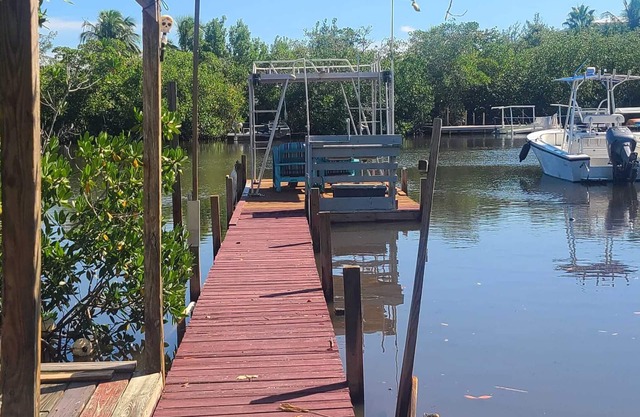 Waterfront private Key Largo Oasis House, with a Boat Dock