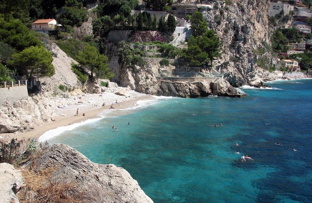 Waterfront property, 43 steps from the beach, 2 miles from Monaco, air-condition