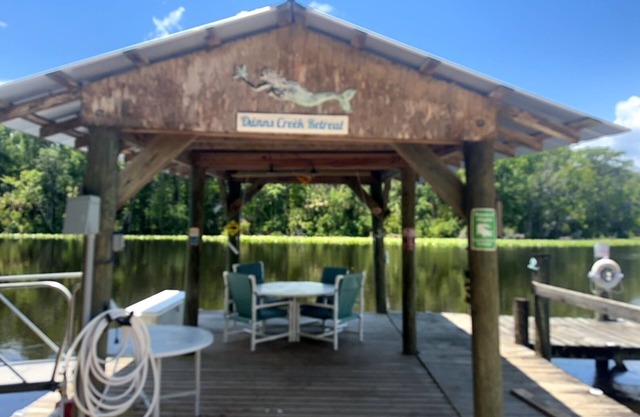 WATERFRONT RETREAT ON RIVER WITH LG DOCK AMAZING VIEWS & WILDLIFE