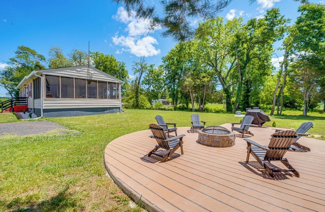 Waterfront Rock Point Vacation Rental w/Sunroom!