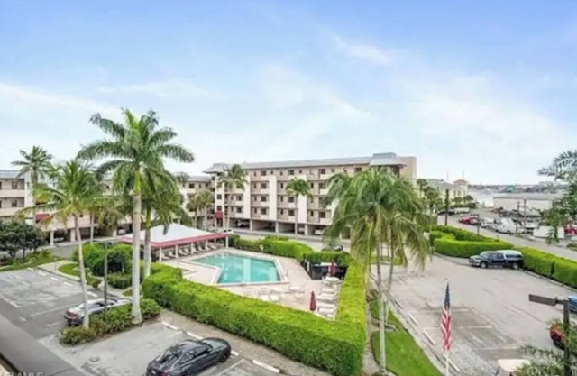 Waterfront smart Condo- Walk to 5th Ave.