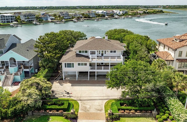 Waterfront Retreat close to Beach Access, 2 Boat Slips, Hot Tub & Elevator