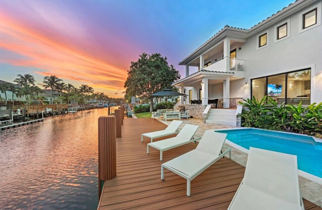 Waterfront Villa / Heated Pool, Gameroom, Sleeps12