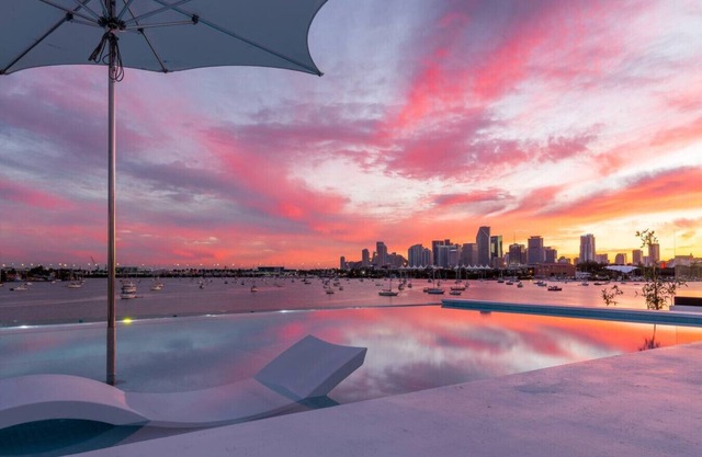 Waterfront Villa - Rooftop Pool & Spa - Theater