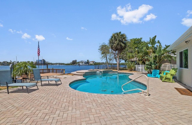 Waterfront with Pool, Ping Pong table, 3 Kayaks, Fishing Pier, Private Access to the Gulf