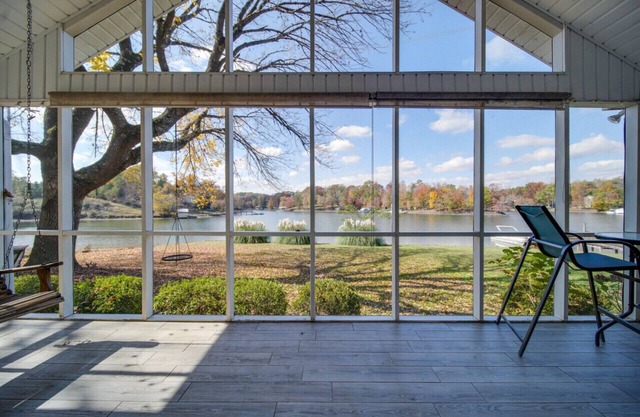 Water’s Edge Cottage —3-BR Lake Stay—Boat Rental!