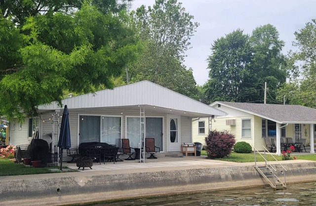 Waters Edge Cottage on Big Barbee Lake!
