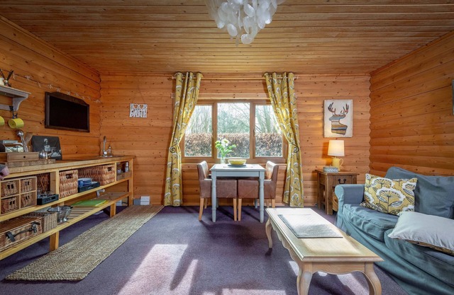 WeeOne at Redlands Country Lodge. Log cabin apt with private hot tub.