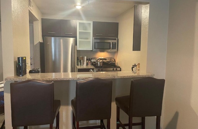 WeHo deluxe 2 x 2 plus 2 car parking