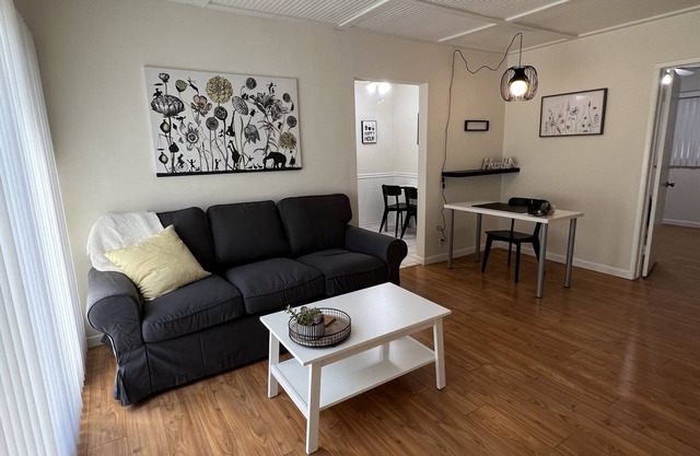 WEHO/Melrose Place 1 Bed 1 Bath - 1.1 mile walk to Cedars Sinai - 31 day min.