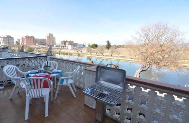 Welcome to our charming apartment for rent in Roses, Costa Brava! Just 500 meters from Santa Margarita beach.