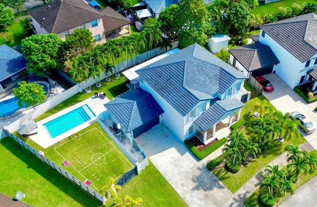 Welcome to our Miami Getaway! Discover our stylish, comfortable luxurious villa!