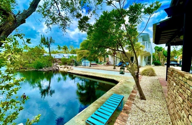 Welcome to Paradise/Waterfront Retreat/Jacuzzi Outdoor kitchen & Entertainment
