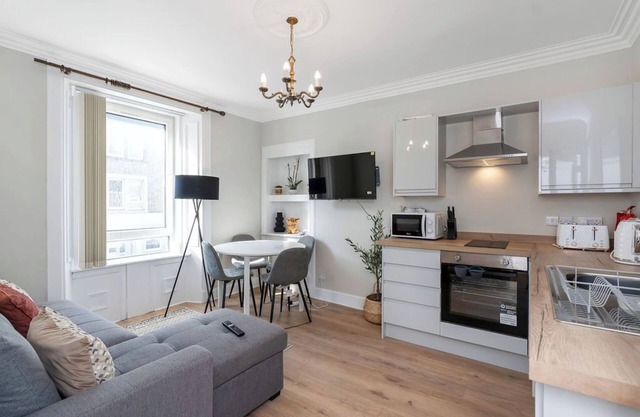 Welcome to Princess Retreat – your perfect home away from home! This stylish 2-bedroom property comfortably sleeps up to 5 guests and features a double bed, 2 single beds, and a sofa bed, along with 1 bathroom.