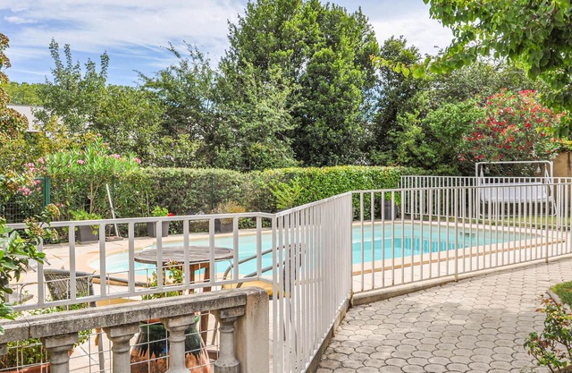 Welcome to this welcoming and homey cottage with private swimming pool.
