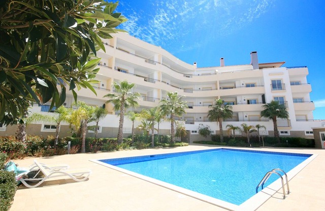 Welcoming 1 Bedroom Apartment, A/C + Communal Pool, Near Amenities, Wi-fi