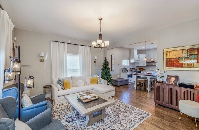 Welcoming cottage in charming Greenville, just minutes from Downtown.