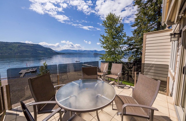 Welcoming family-friendly lake front condo on the beautiful, sunny Shuswap Lake.