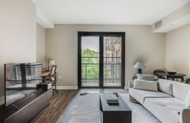 Welcoming Mt Vernon Studio w/Gym & Roof Pool, nr Uni, by Blueground