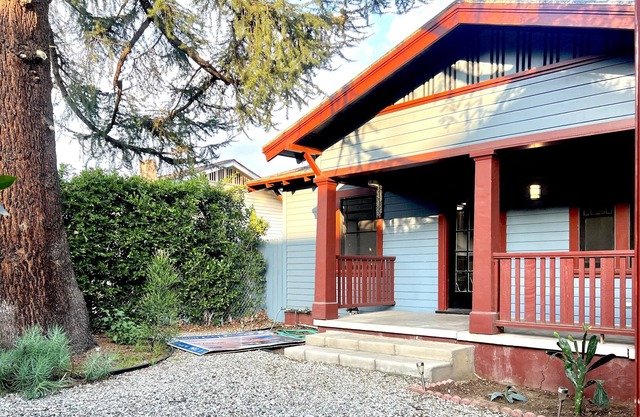 Well appointed 2 bedrooms Craftsman house with in/out door living