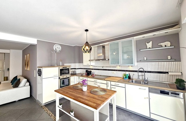 Well Appointed 2BR w terrace&parking